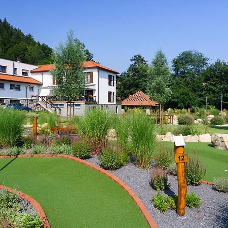 Hotel A Restaurace U Vychopnu Vsetín Exteriör bild