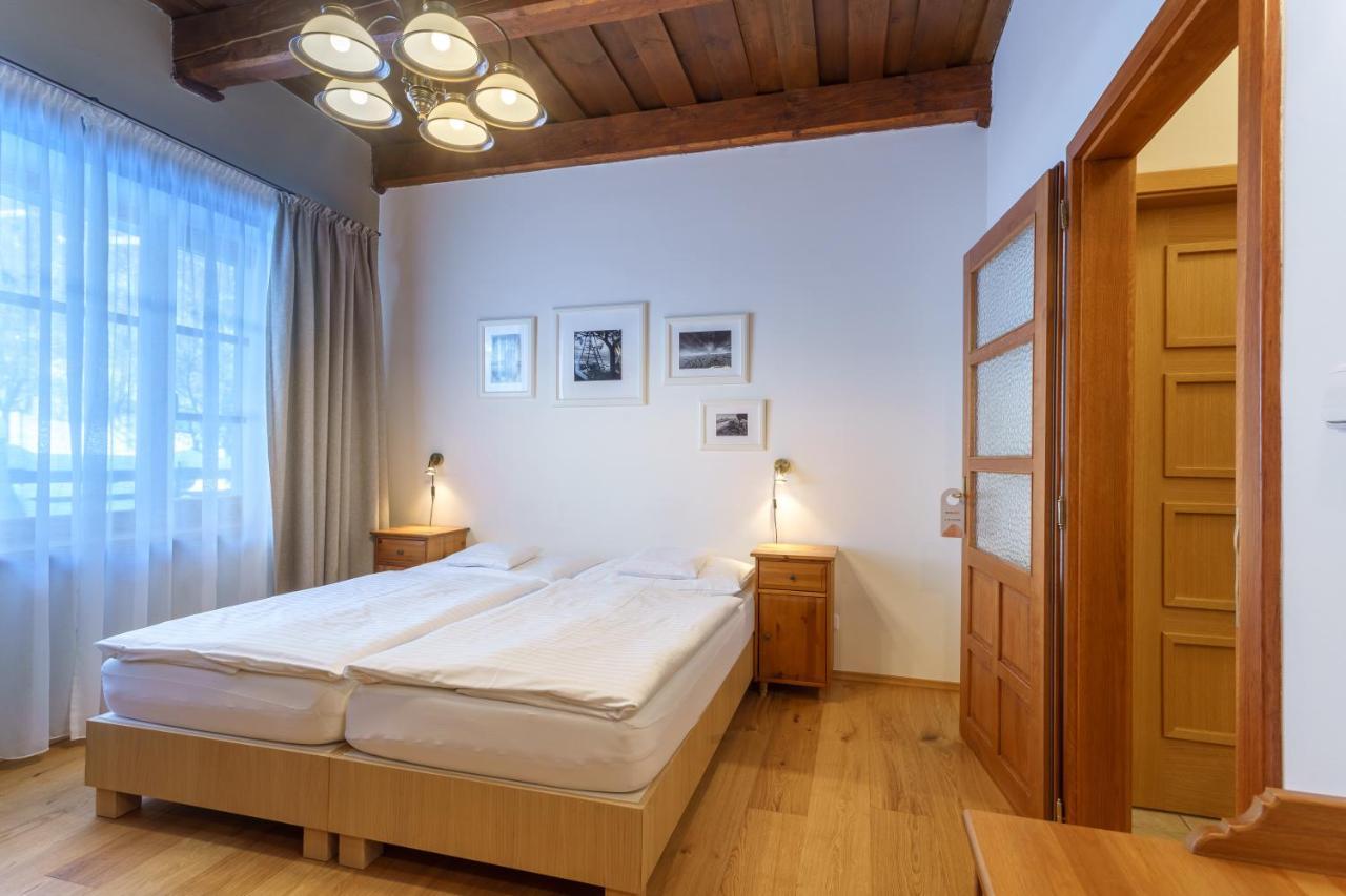 Hotel A Restaurace U Vychopnu Vsetín Exteriör bild