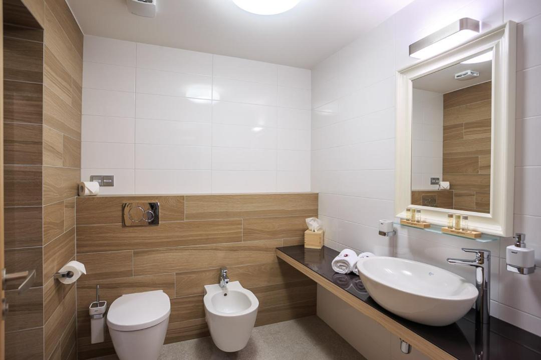 Hotel A Restaurace U Vychopnu Vsetín Exteriör bild