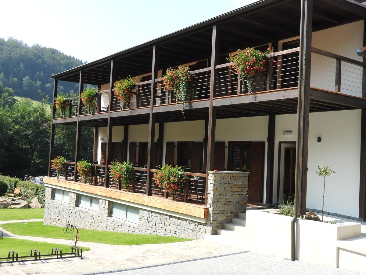 Hotel A Restaurace U Vychopnu Vsetín Exteriör bild