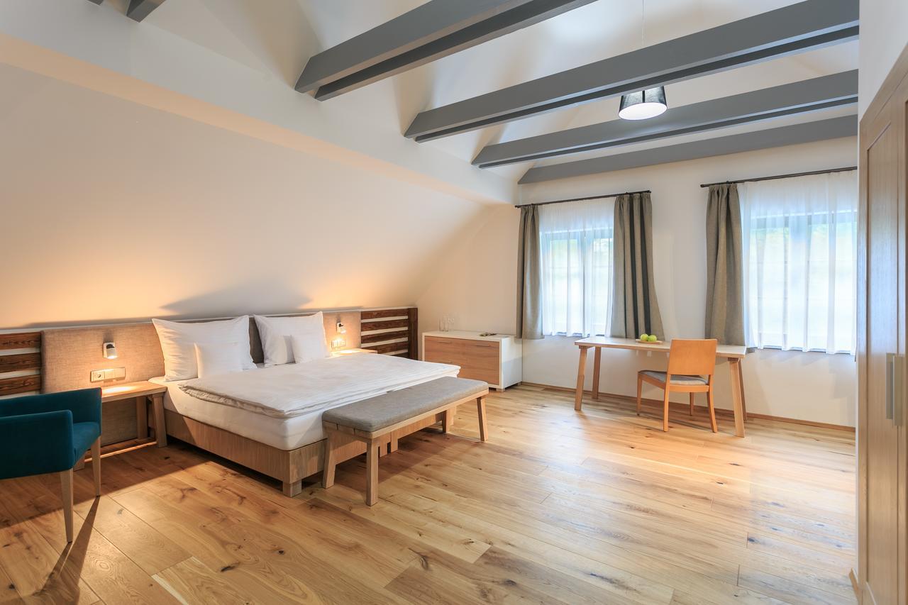 Hotel A Restaurace U Vychopnu Vsetín Exteriör bild
