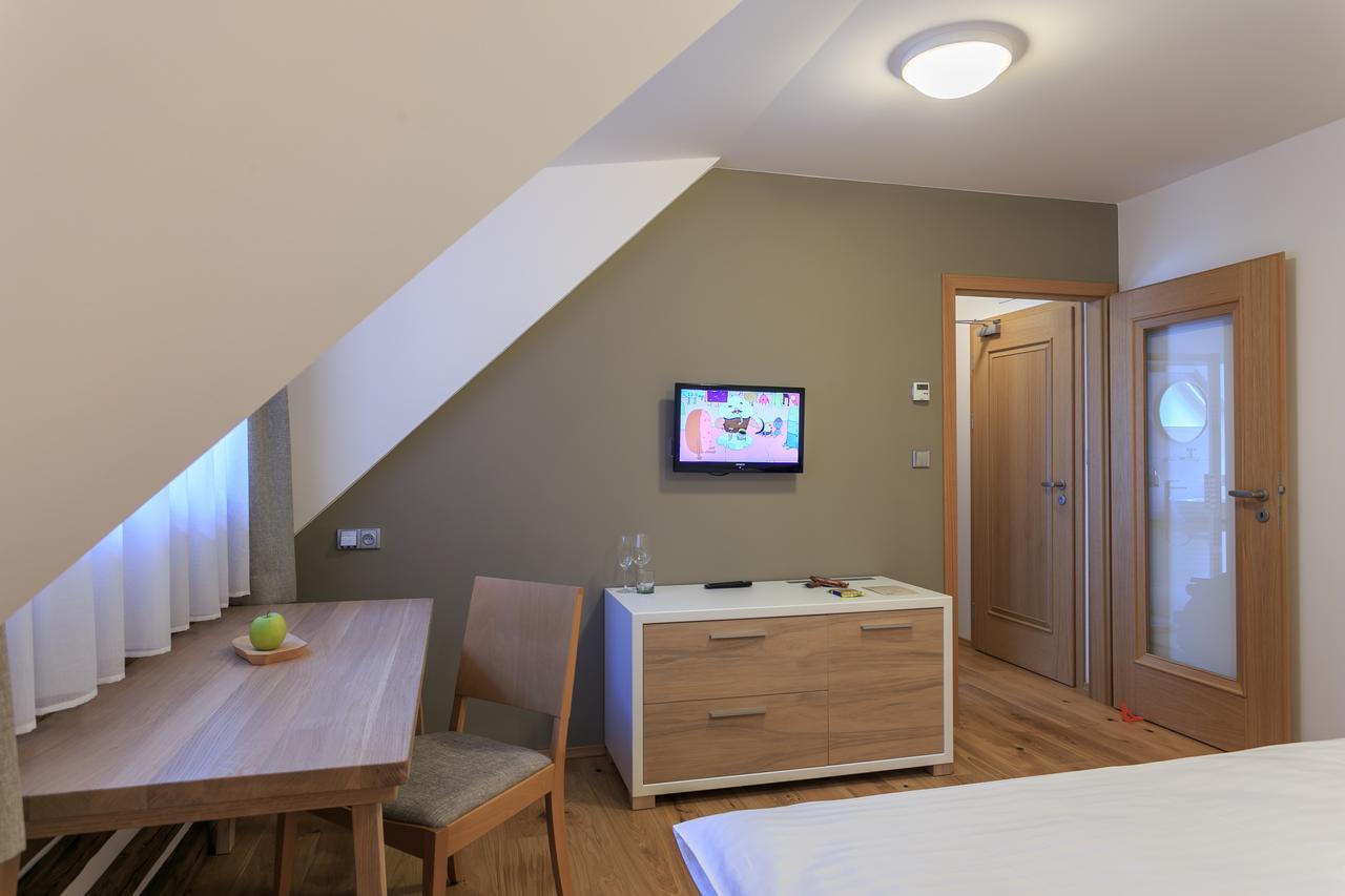 Hotel A Restaurace U Vychopnu Vsetín Exteriör bild
