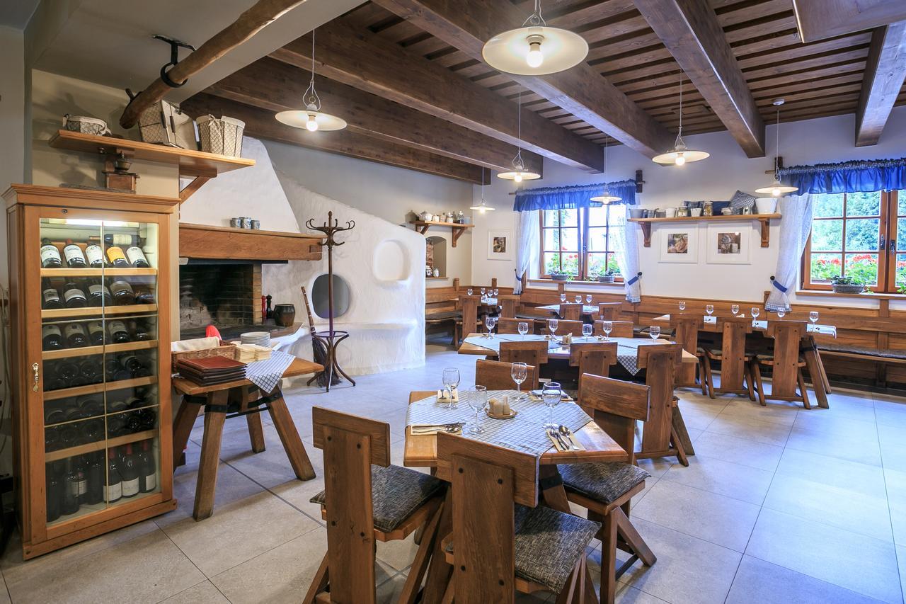 Hotel A Restaurace U Vychopnu Vsetín Exteriör bild
