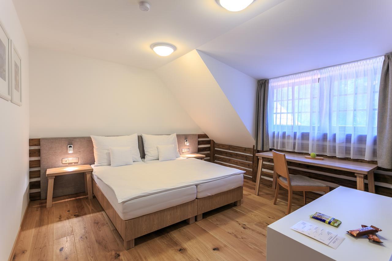 Hotel A Restaurace U Vychopnu Vsetín Exteriör bild