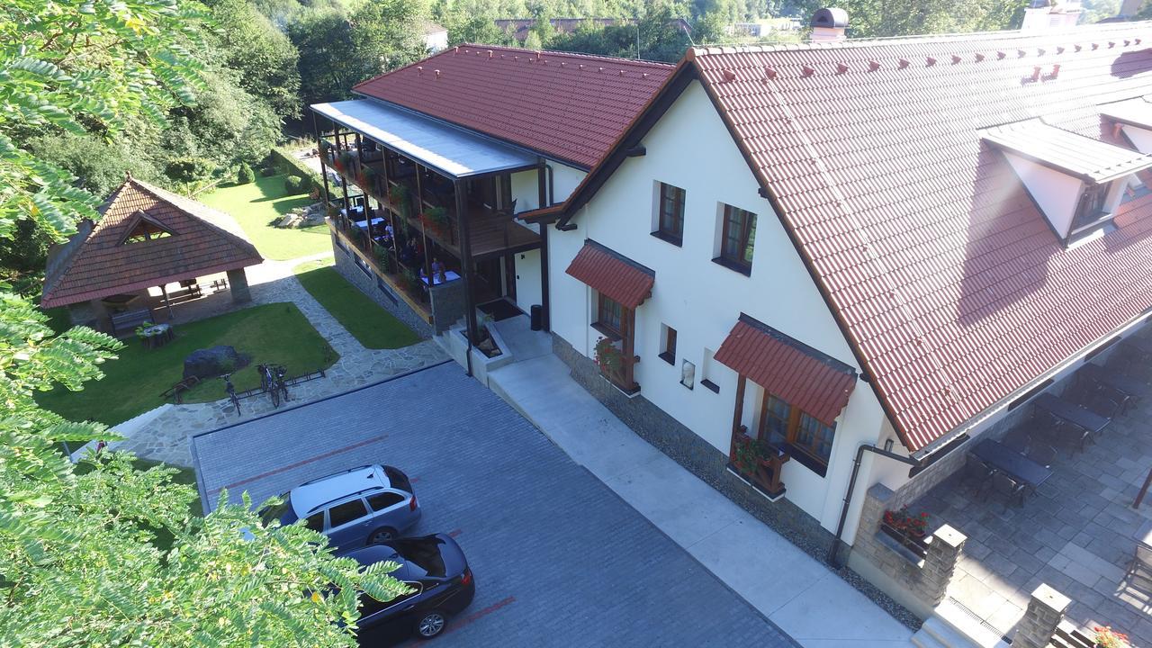 Hotel A Restaurace U Vychopnu Vsetín Exteriör bild