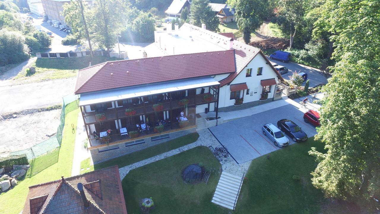 Hotel A Restaurace U Vychopnu Vsetín Exteriör bild