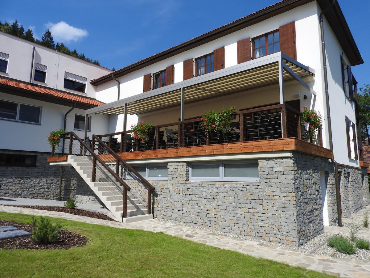 Hotel A Restaurace U Vychopnu Vsetín Exteriör bild