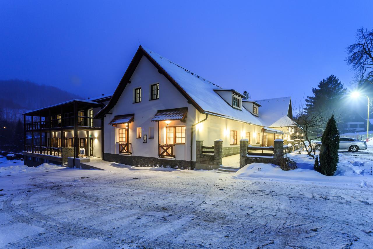 Hotel A Restaurace U Vychopnu Vsetín Exteriör bild