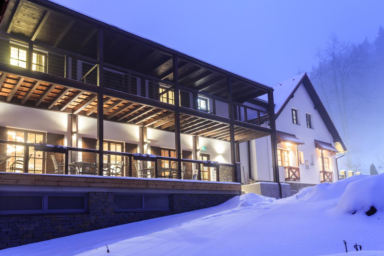 Hotel A Restaurace U Vychopnu Vsetín Exteriör bild