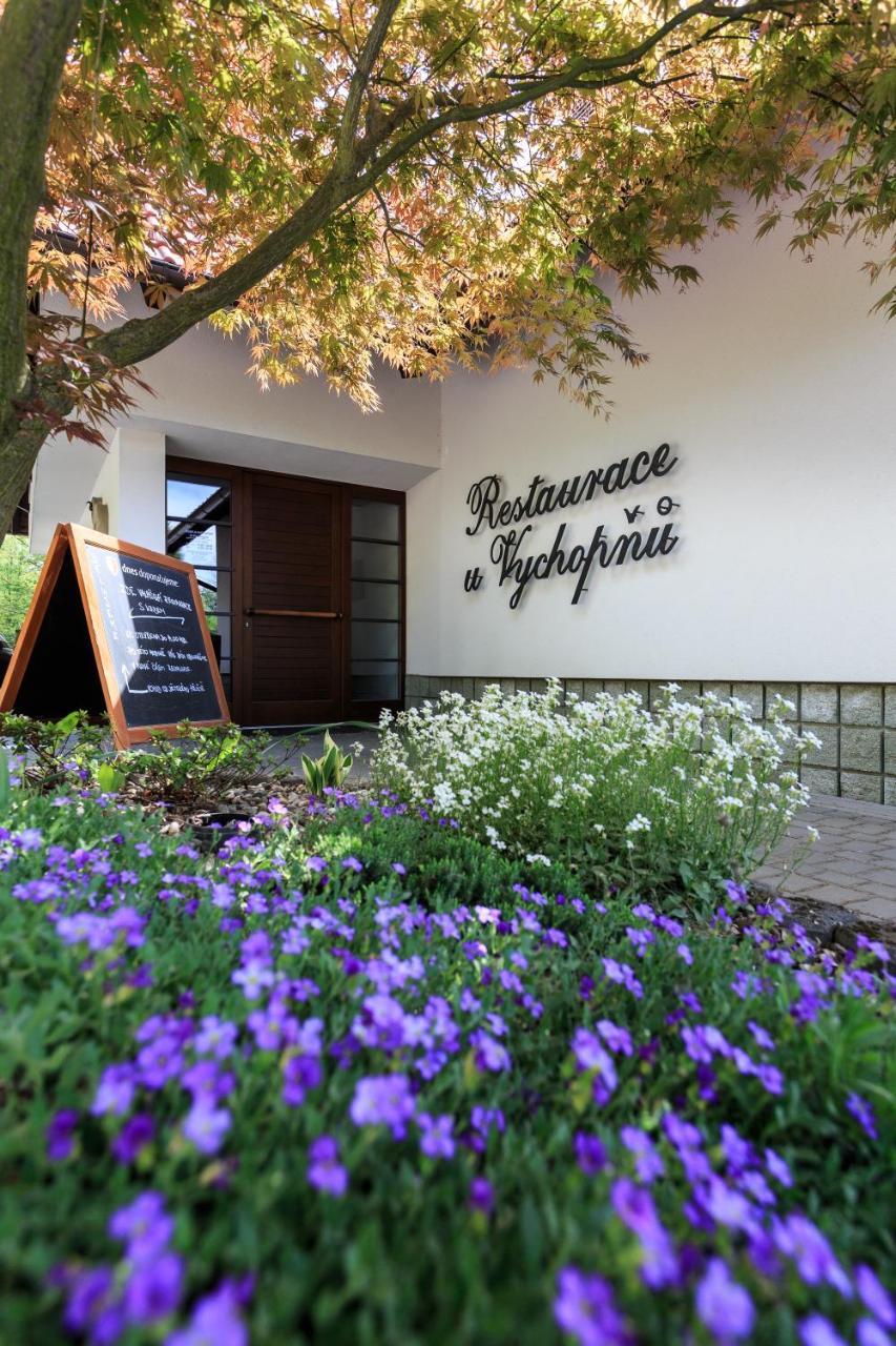 Hotel A Restaurace U Vychopnu Vsetín Exteriör bild